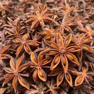 八角:八角又名八角,是一种芳香的香料,味道甘甜,在卤水中增加回香和尾